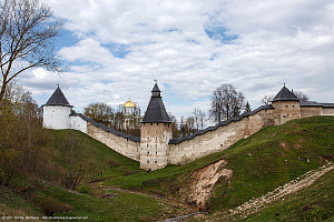 Крепостные стены монастыря