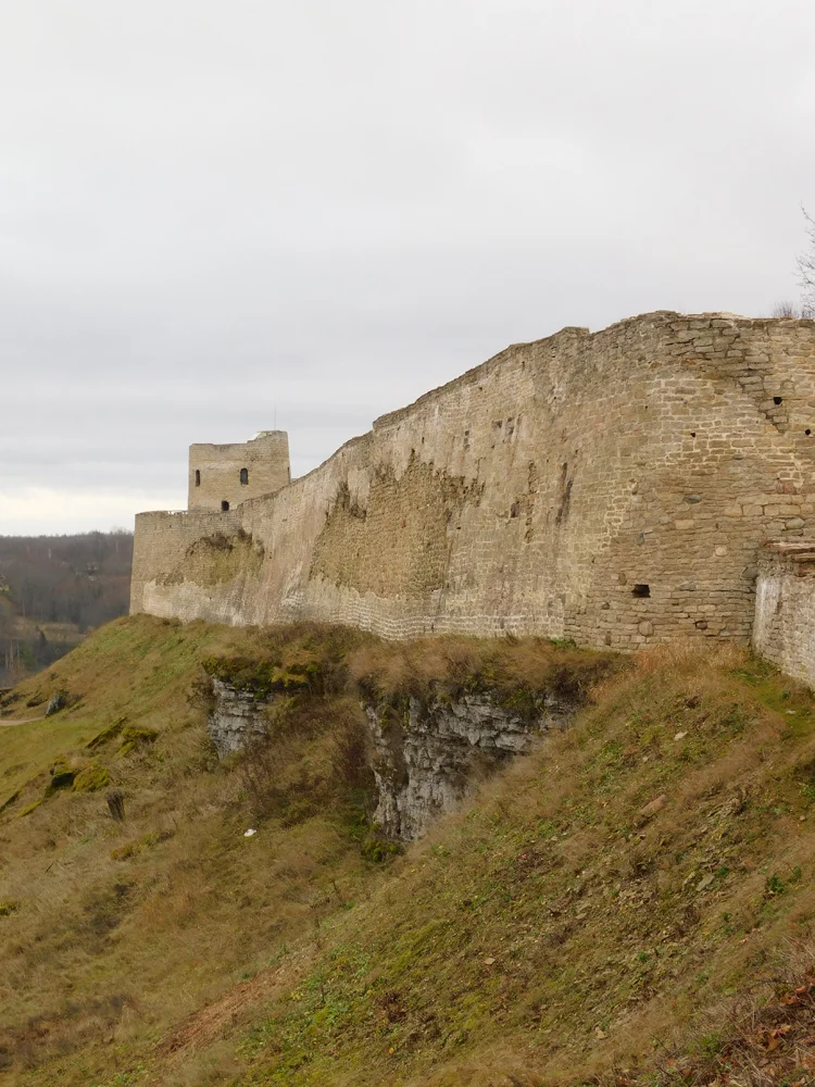Северная стена крепости. На дальнем плане башня Луковка.  